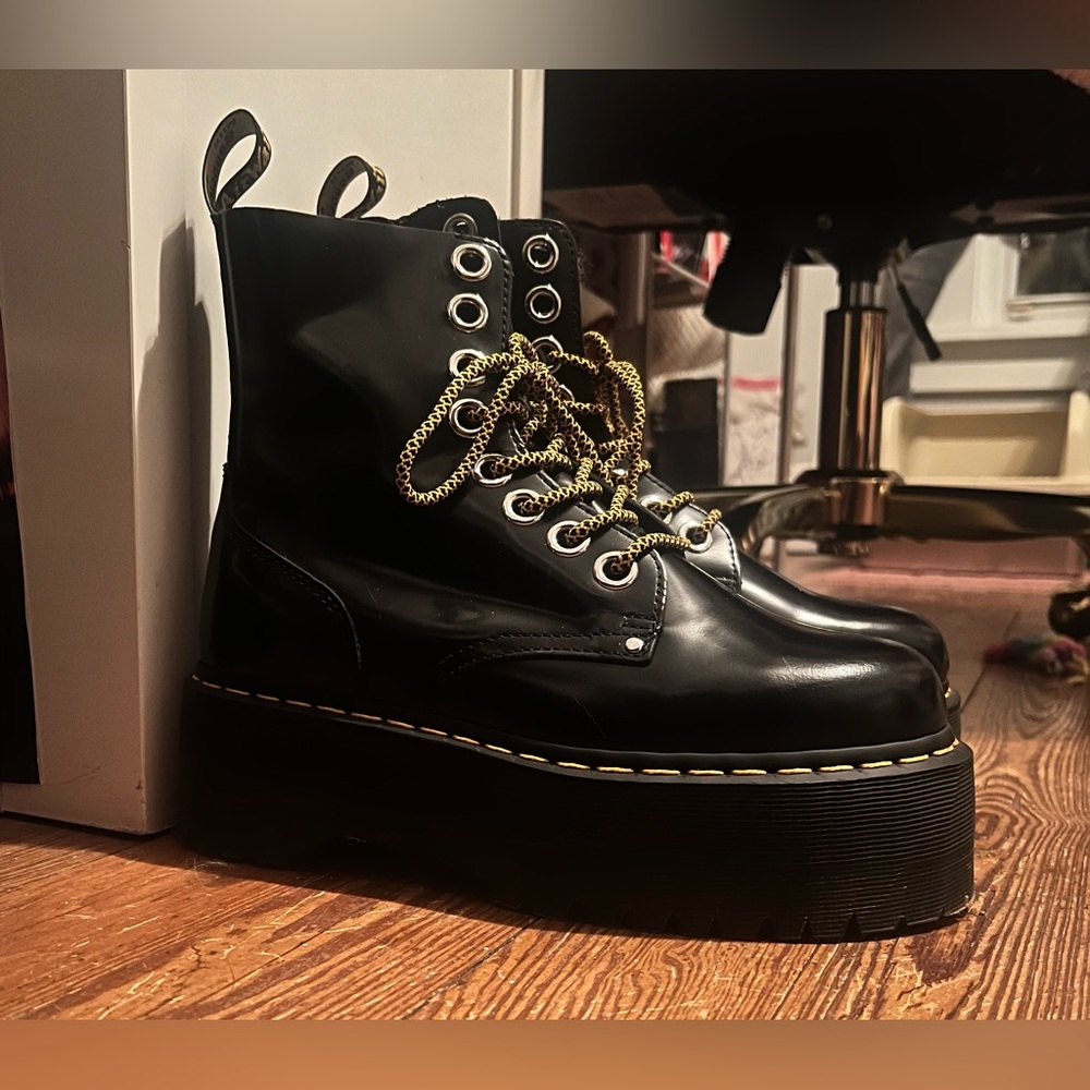 NWOT Dr. Martens Jadon Max Women’s Platform Boot - Picture 2 of 2